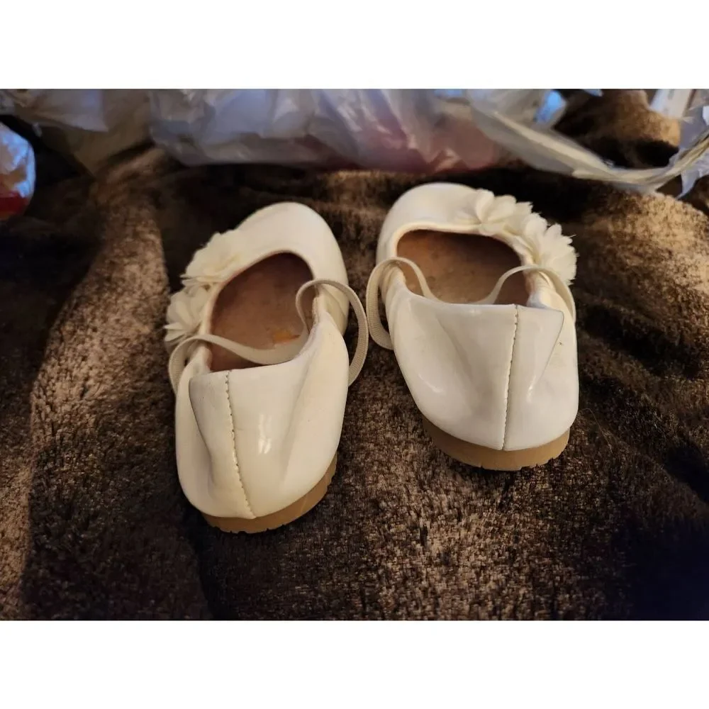 Girls white dress shoes size 8 cherokee